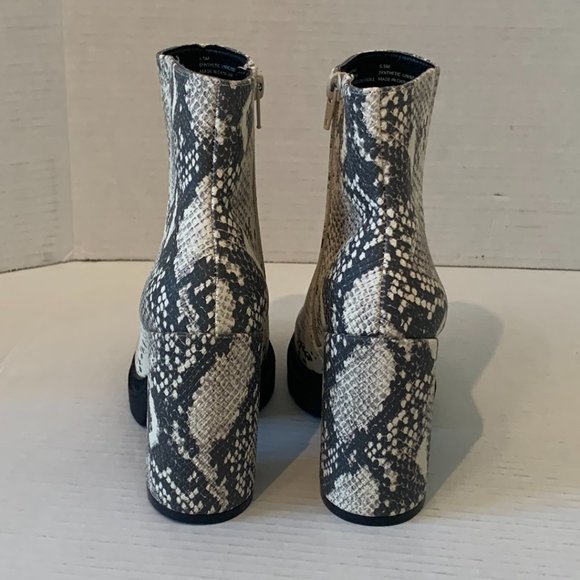 Steve Madden Womens Snake Skin Pattern Ankle High Boot Zipper Sides Size 5.5M - Picture 3 of 13